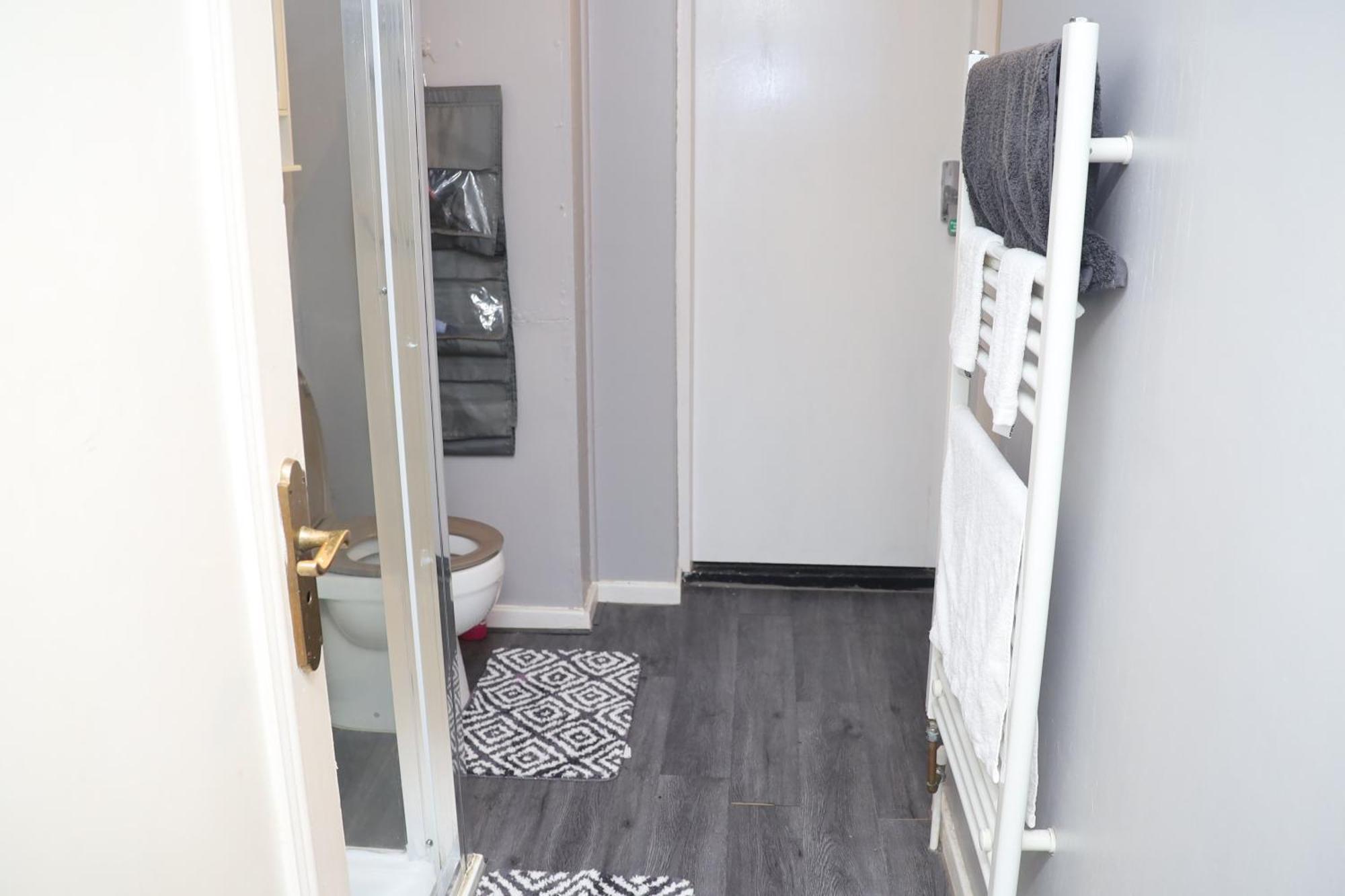 Superb 3 Bedroom Flat In Стаффорд Екстер'єр фото