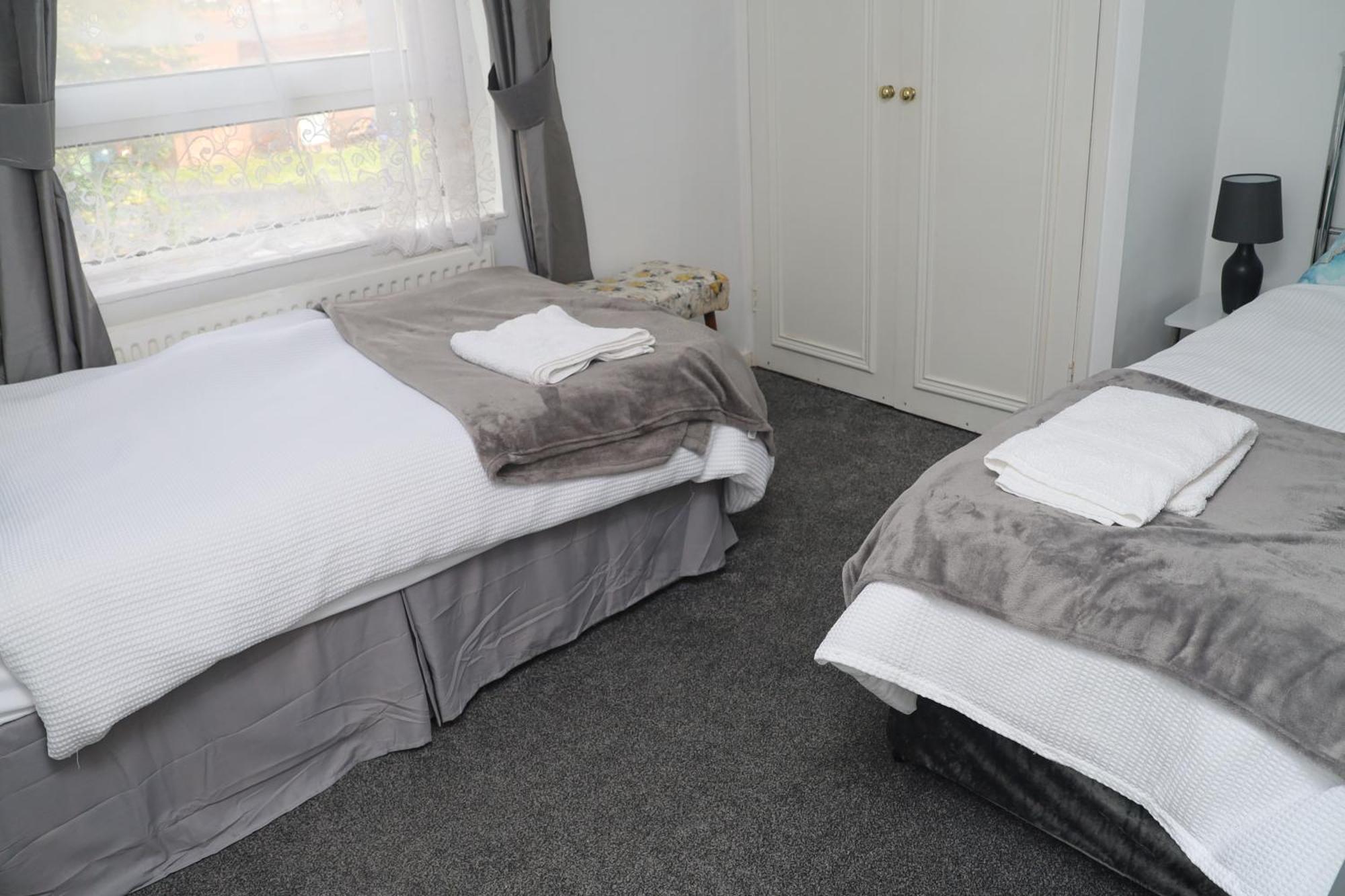 Superb 3 Bedroom Flat In Стаффорд Екстер'єр фото