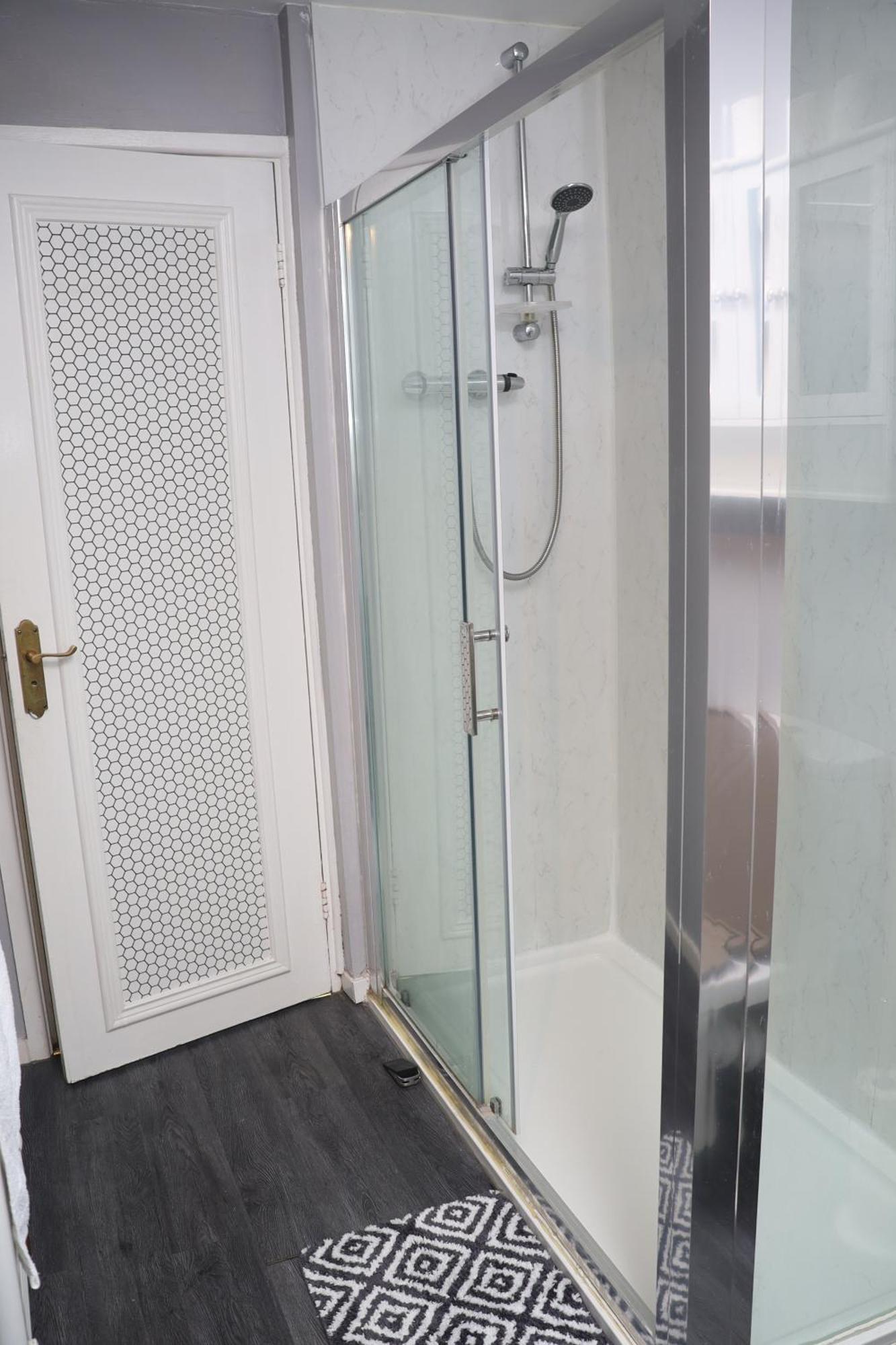 Superb 3 Bedroom Flat In Стаффорд Екстер'єр фото