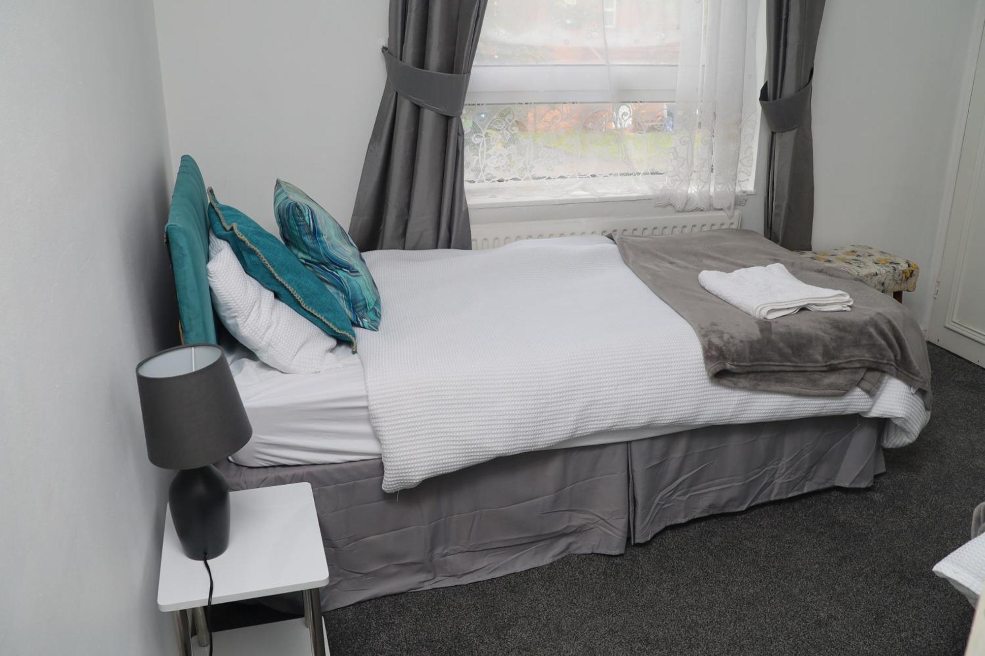 Superb 3 Bedroom Flat In Стаффорд Екстер'єр фото