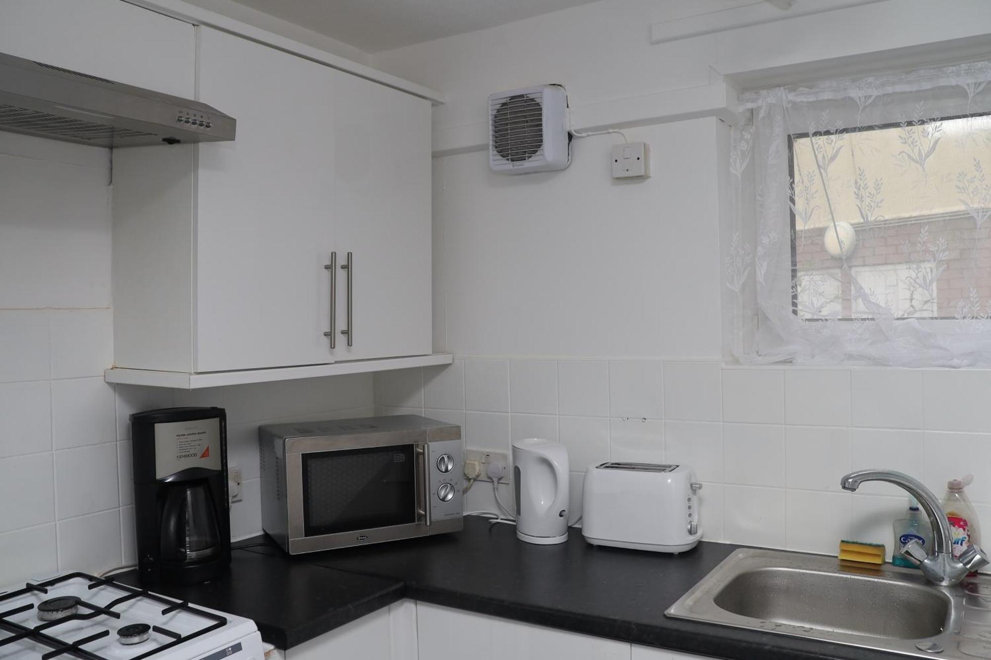 Superb 3 Bedroom Flat In Стаффорд Екстер'єр фото